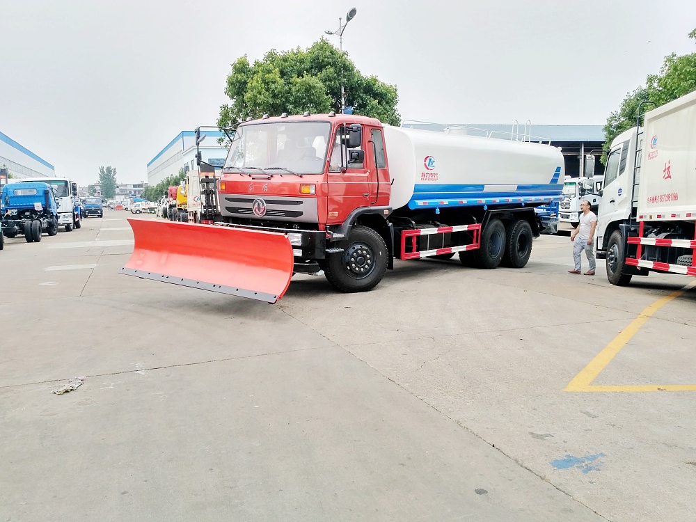 東風(fēng)后八輪大型灑水除雪車