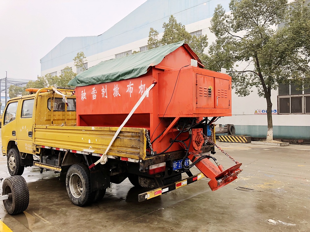 東風(fēng)雙排座貨車帶融雪劑撒布機