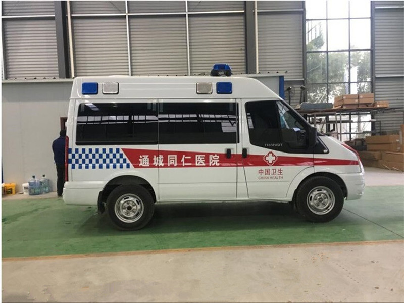 福特V348短軸中頂監(jiān)護(hù)型救護(hù)車