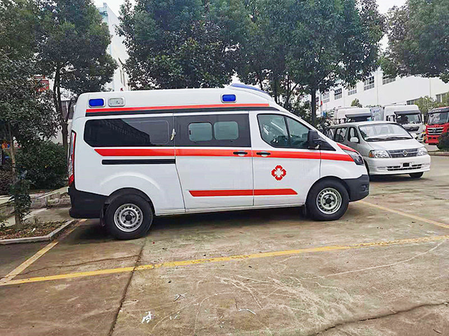 福特全順V362汽油版中軸中頂救護(hù)車