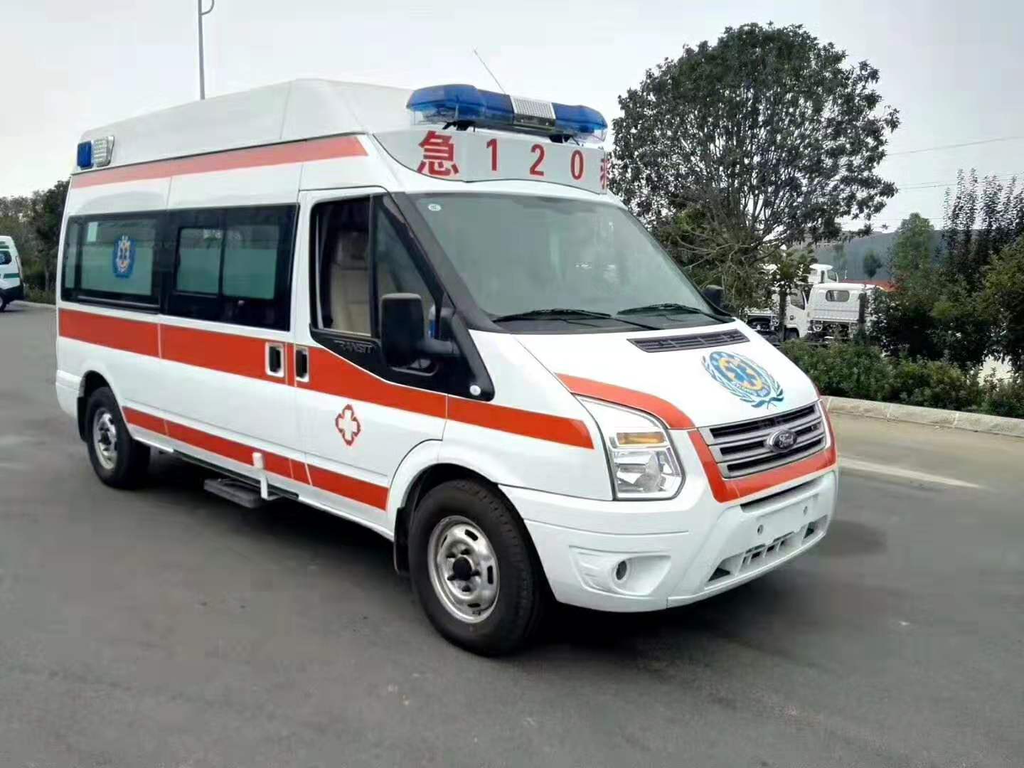 福特V348長(zhǎng)軸中頂監(jiān)護(hù)型救護(hù)車