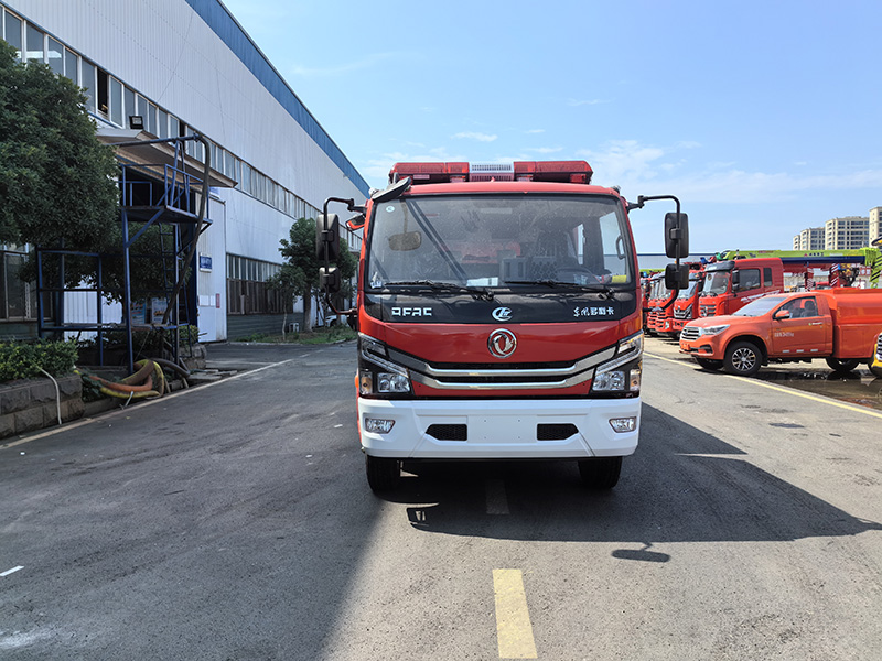 東風(fēng)多利卡4噸康機(jī)水罐消防車(chē)