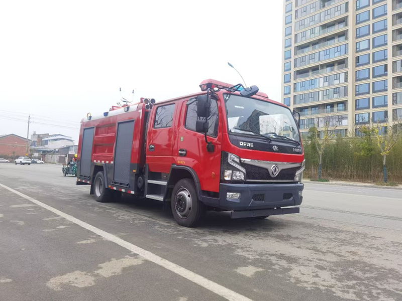 東風(fēng)多利卡5噸泡沫消防車(chē)