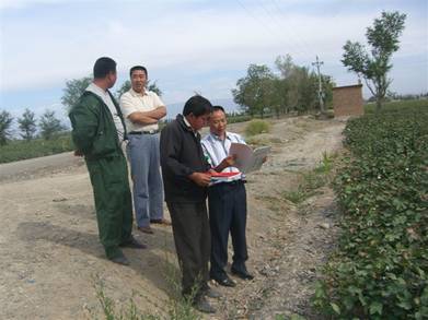 06年公司技術員在當?shù)刂脖＜夹g員在試驗地交流.jpg